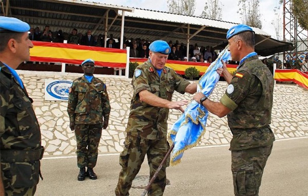 El general Romero recibe la bandera de la ONU