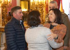 La ministra saluda a los padres de Idoia Rodríguez