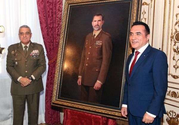 El JEME descubre junto al pintor Antonio Montiel el cuadro de S.M. el Rey Don Felipe VI