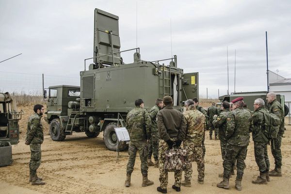 Miembros del GAIL describen el radar de adquisición de objetivos Arthur