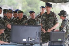 The Prince attends an explanation of the exercise (Photo:Luis Rico/Army Communication Department)