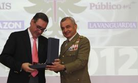 The Chief of the Army Staff presents a statuette to Mr. Carlos Herrera 