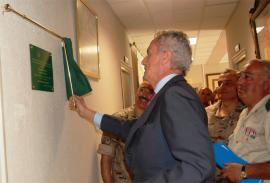 The minister unveils the commemorative plaque