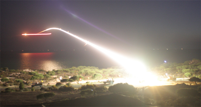 Lanzamiento nocturno de uno de los misiles