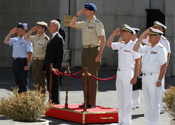 El Rey acompañado por el ministro y los militares