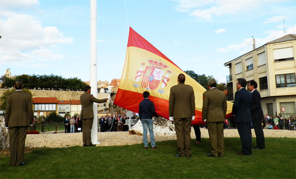 Izado de la Bandera Nacional en Astorga
