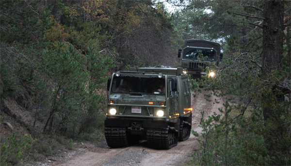 Vehículos militares en el valle de la Guarguera