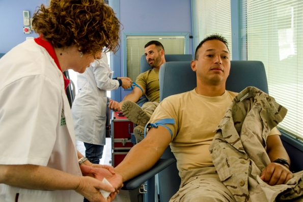 Dos de los militares en la extracción de sangre