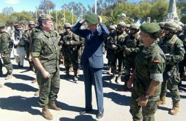The minister tries on the unit’s green beret
