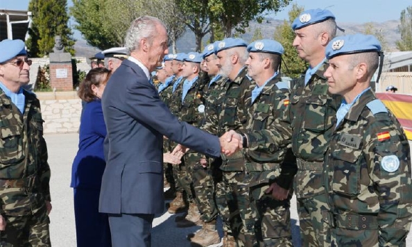 The minister greets the Spanish soldiers