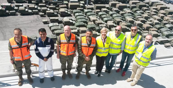 Material y vehículos de la VJTF desembarcan en Vigo