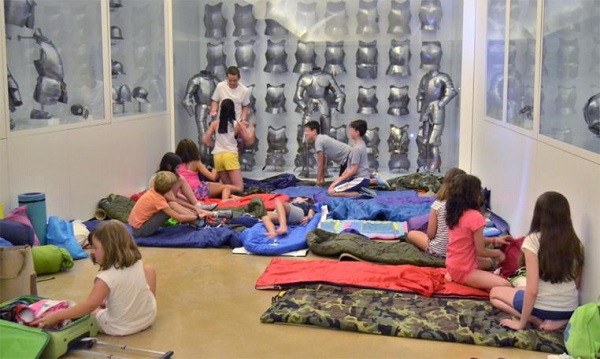 Los niños durmieron en una sala del museo