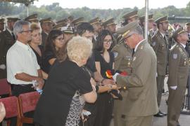 Handing over the Flag and beret to his family