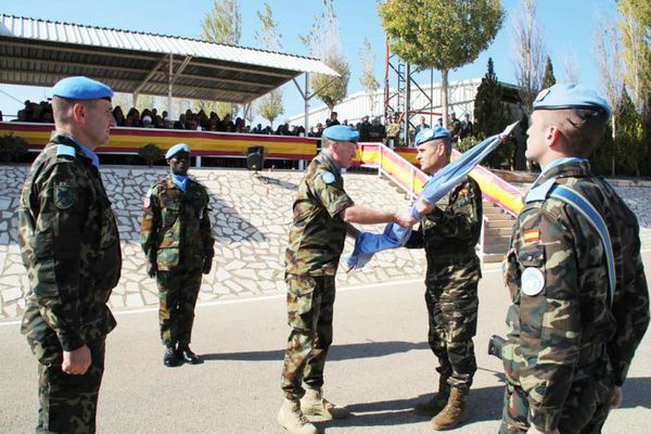 Handing over the guidon to the Unit´s Commander 