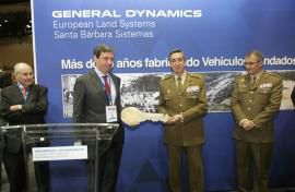 The Chief of the Army receives the key of the Pizarros Phase II 