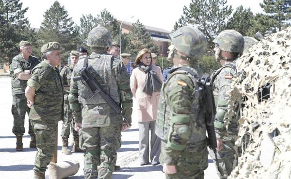 The minister and the Chief of the Army visit the units
