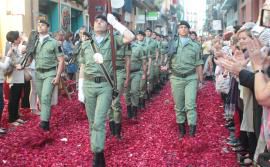 Desfile de los militares por el casco histórico
