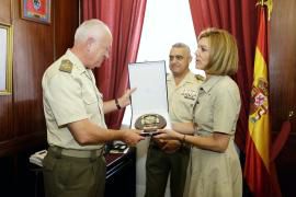 The Chief of the MCANA presents a gift to the Minister 