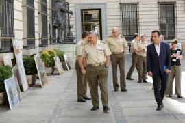 The Chief of General Staff of the Spanish Army (JEME in Spanish) staring at the presented works  