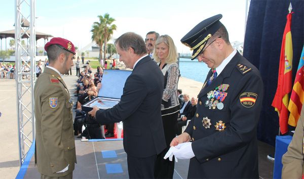 Corporal Muñoz receiving the honour