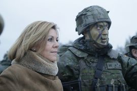 The Minister with one of the Spanish soldiers
