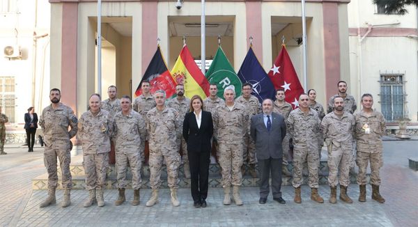 The Minister of Defense with the Spanish soldiers in Kabul