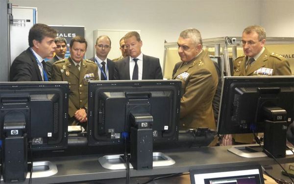 The Chief of Staff of the Army during his visit to the company in Getafe