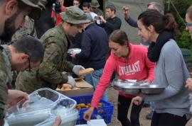 Los periodistas recogen la comida en la 1ª jornada