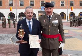 El general y el galardonado con el premio "Coraza"