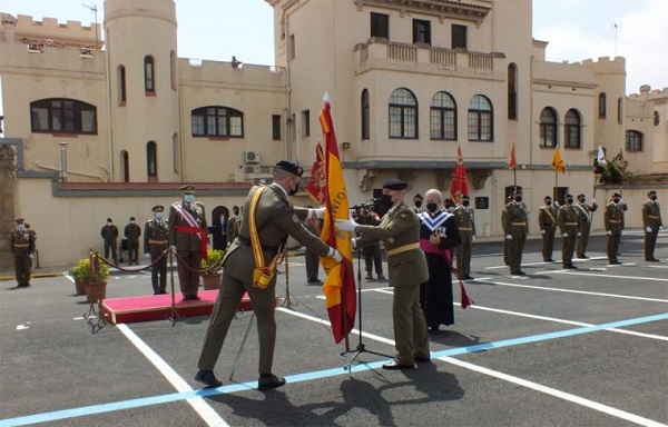 Entrega de la Enseña Nacional al Regimiento “Barcelona” nº 63