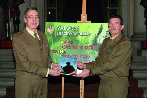 El JEME recibe el libro del jefe del MADOC, teniente general Carrasco 