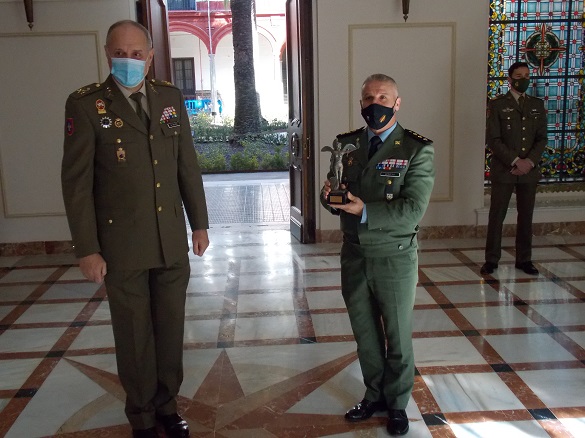 El coronel Herrera recibe el trofeo GEJEME