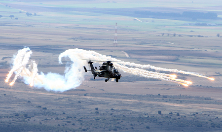 Ejercicio de tiro de bengalas y chaff antimisiles del helicóptero de combate Tigre