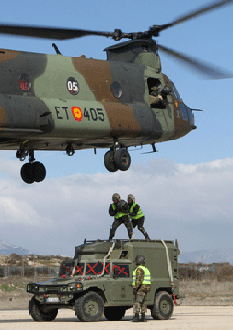 Army Personnel hooking up external cargo