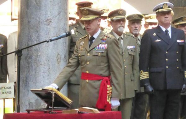 El teniente general Aznar jura su cargo 