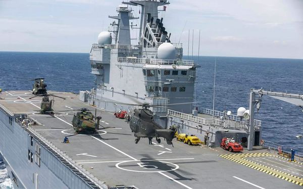 Los helicópteros en el buque francés "Dixmude" 