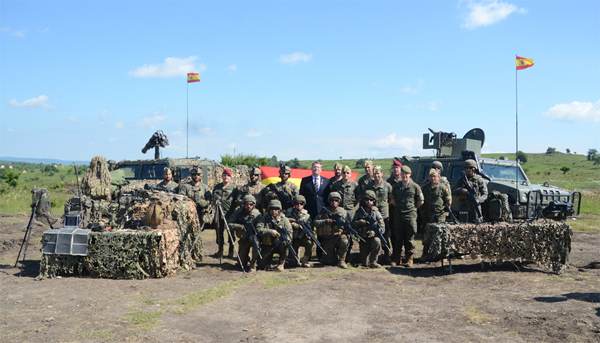 El embajador y los militares españoles en Rumanía (Foto:BRI II)