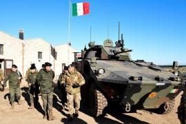 Militares españoles e italianos durante la visita