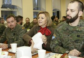 En Letonia, compartió mesa con los militares
