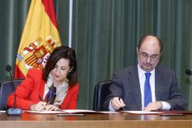 La ministra y el presidente aragonés en la firma