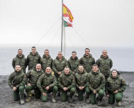 El JEME con los militares de la Campaña Antártica