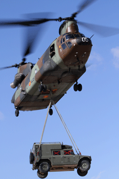 Helicóptero Chinook con carga externa