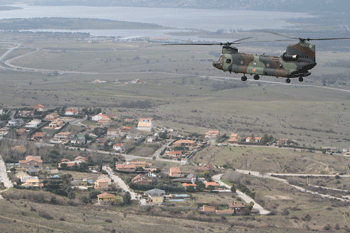 Helicóptero Chinook sobrevolando inmediaciones de Manzanares del Real