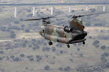 Helicóptero Chinook en vuelo en las inmediaciones de la base FAMET