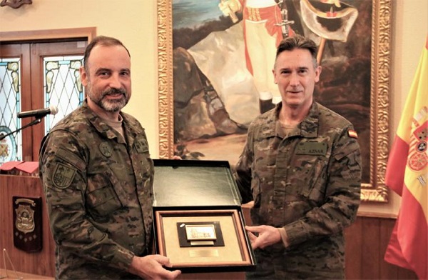 El teniente general y el coronel con el premio
