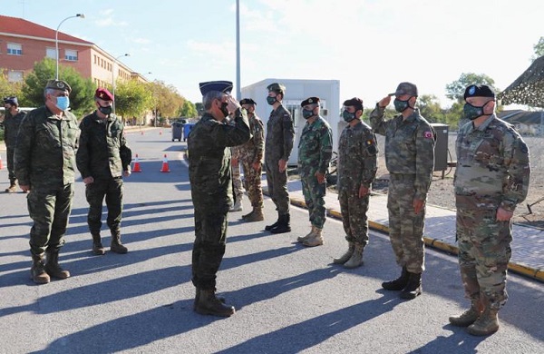 Saludo del JEMAD a uno de los militares en la base