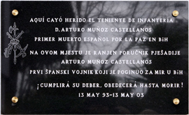 La placa recuerda al 'primer muerto español por la paz'