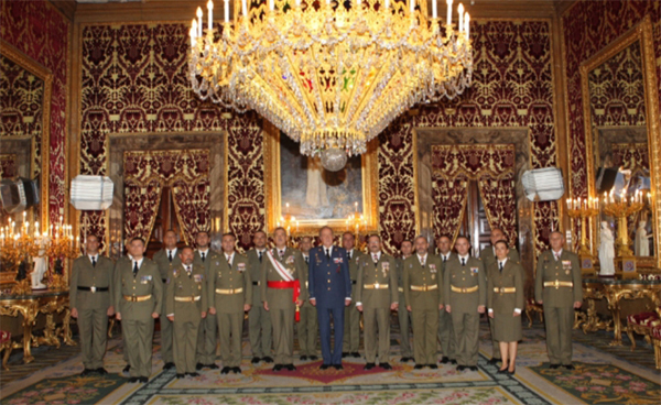 El Rey con la comisión del Regimiento "Alcántara" nº 10 