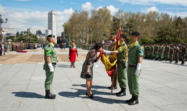 Una jurando besa la Bandera en la plaza de Oriente 