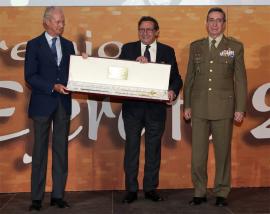 Alfonso Ussía recibe el sable de oficial general 